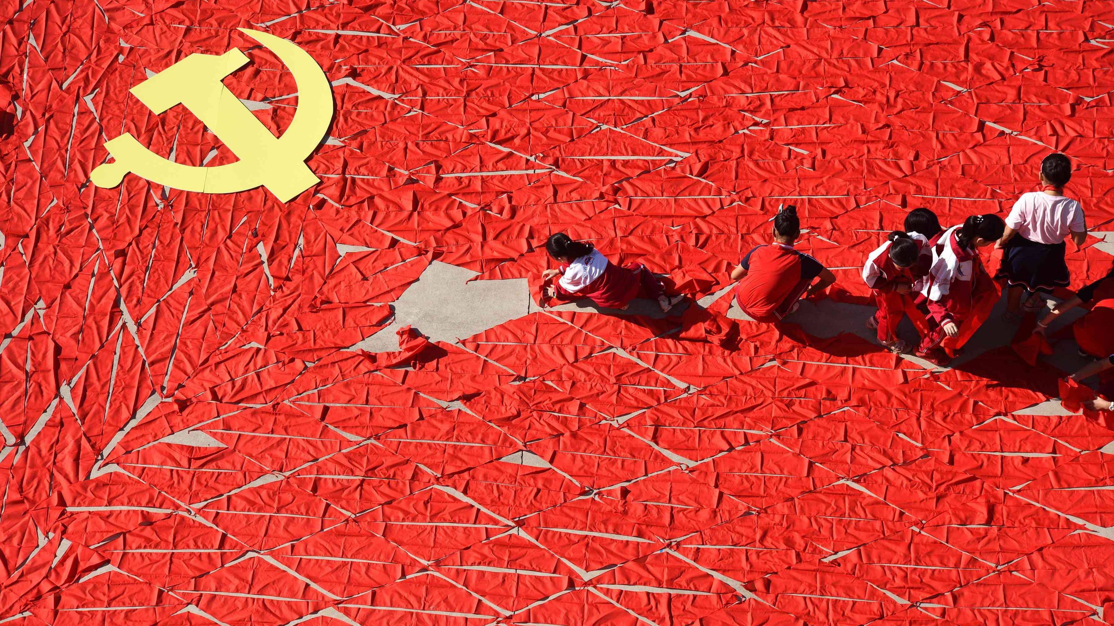 Under the Blood Red Flag смотреть онлайн