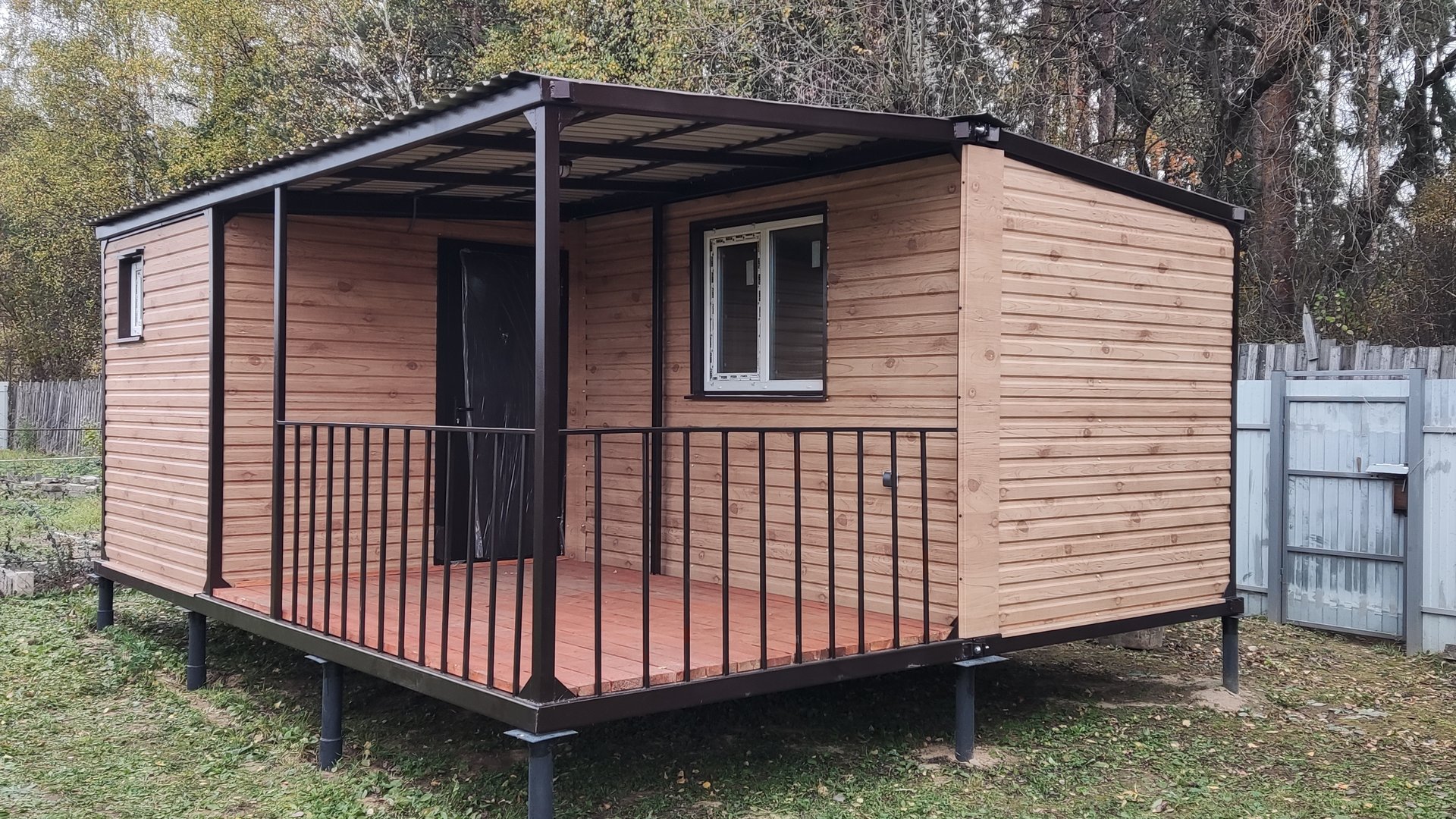 Дачный домик модульный с верандой блок контейнер вагончик металлический 4.80х6 м с утеплением 100мм смотреть онлайн