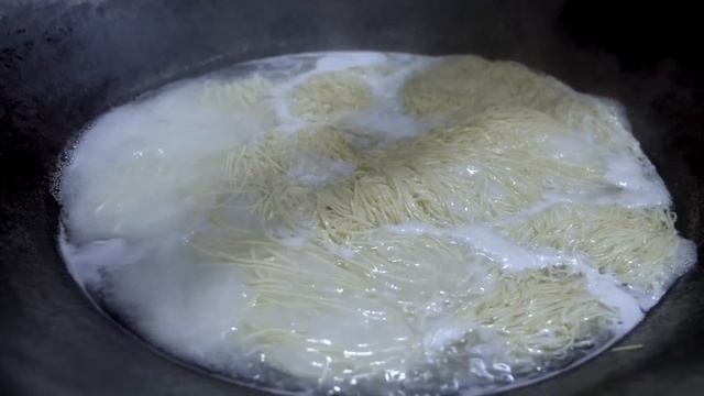 【农村四哥】四哥和老爸忙碌一天，简单吃一盘四川凉面，6种配菜味道香，好爽口 смотреть онлайн