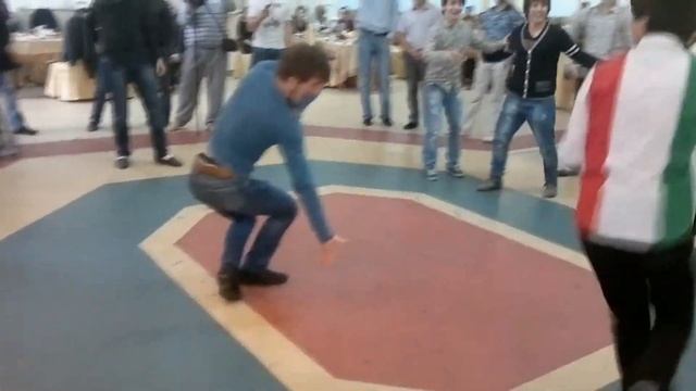 Мастера Лезгинки показывают ЧЕЧЕНЦЫ красиво танцуют на свадьбе смотреть онлайн