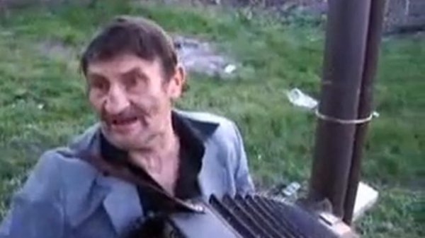 Дядя Толя поёт песню.