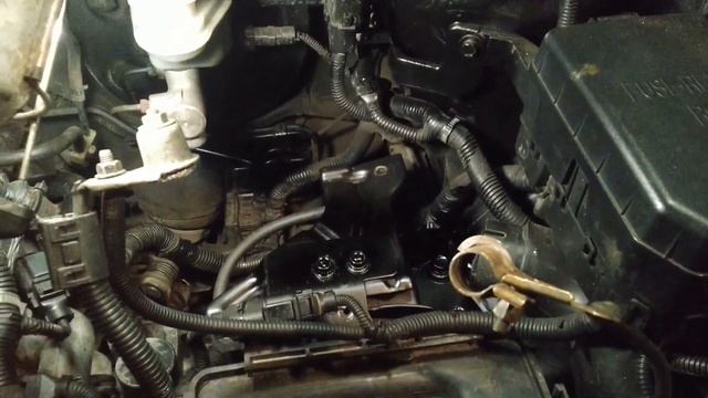 Замена левой подушки двигателя стартера Хундай Гетц (часть 3) смотреть онлайн