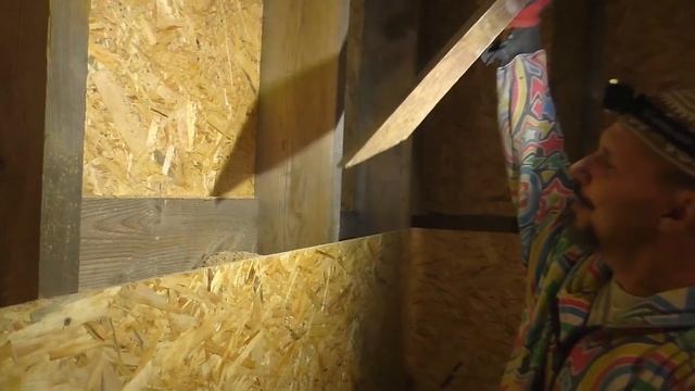 Красим птичник, ставим окно - индюки помогают