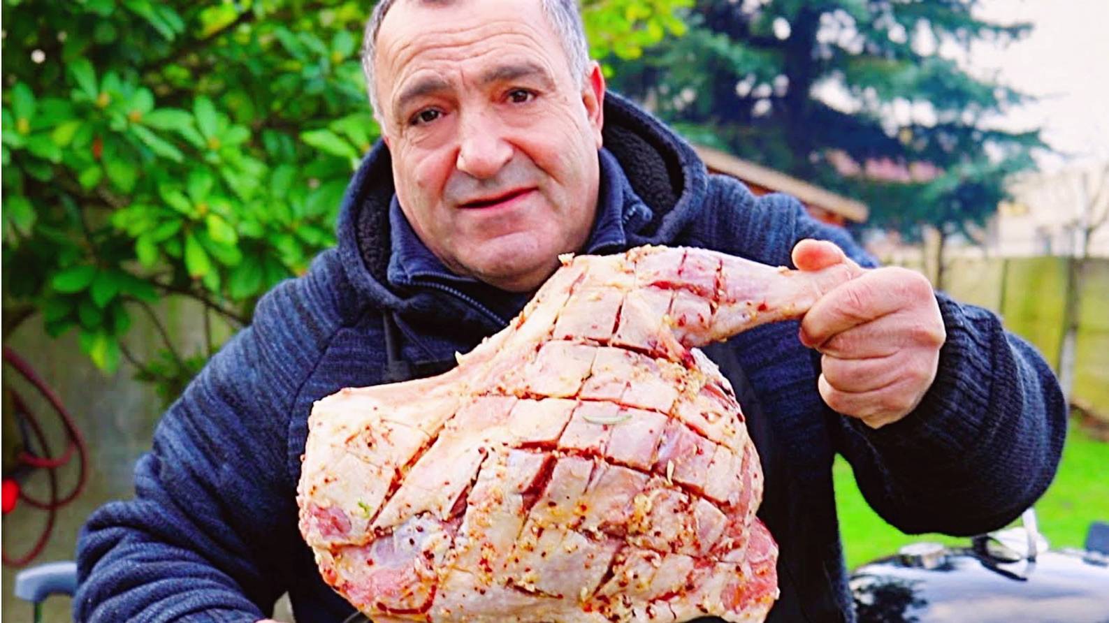 2 шедевра приготовленные на гриле! Сочное мясо с грибами в фольге и рассыпчатый плов с бараниной смотреть онлайн