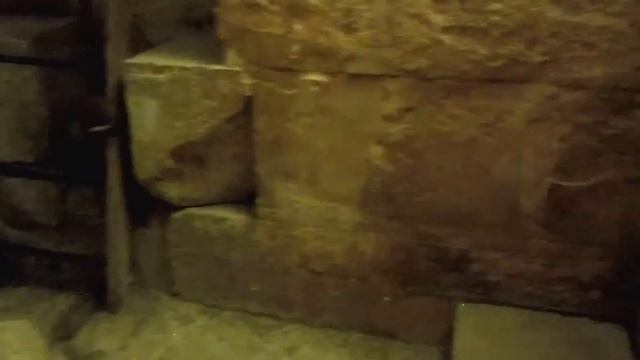 Пирамида царицы, спуск в гробницу. Темно и страшно, но впечатляет! смотреть онлайн