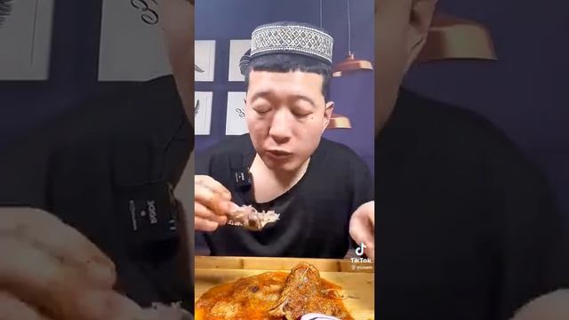 Китаец кушает голову курицы на камеру смотреть онлайн