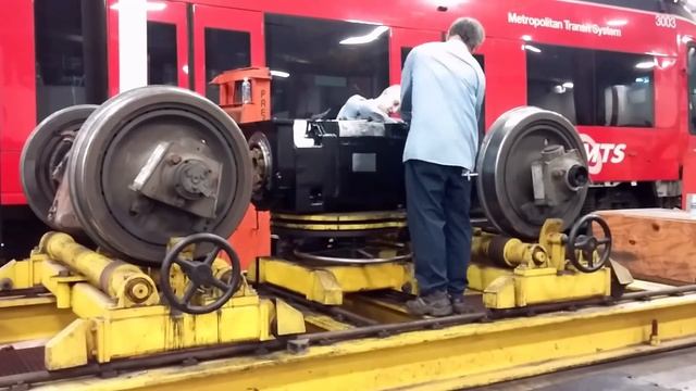 Timelapse of Traction Motor Replacement on LRV Siemens SD100 смотреть онлайн