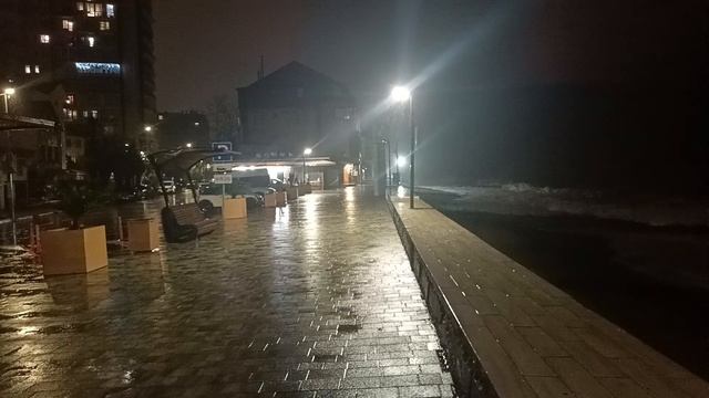 ШТОРМ НА МОРЕ В СОЧИ.