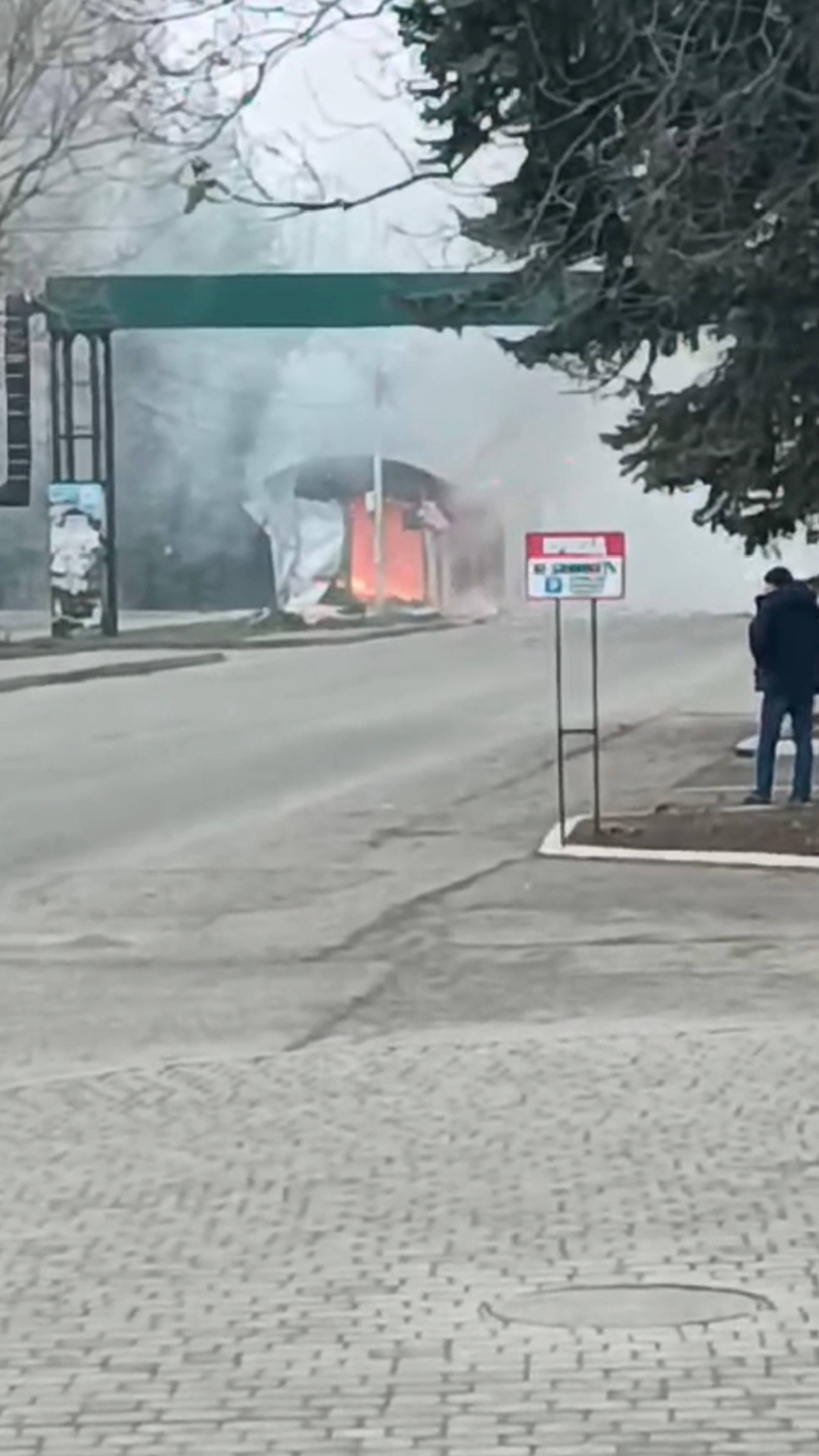 Пожар в ларьке с пиротехникой в Минеральных Водах смотреть онлайн