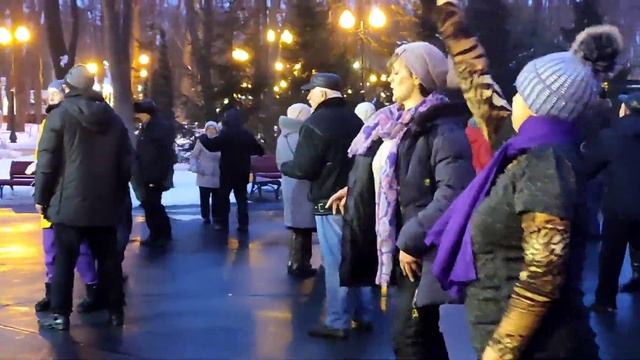 ЗА ТВОЮ КРАСИВУЮ УЛЫБКУ! ТАНЦЫ В ПАРКЕ ГОРЬКОГО ХАРЬКОВ СЧАСТЛИВЫЕ ДНИ смотреть онлайн
