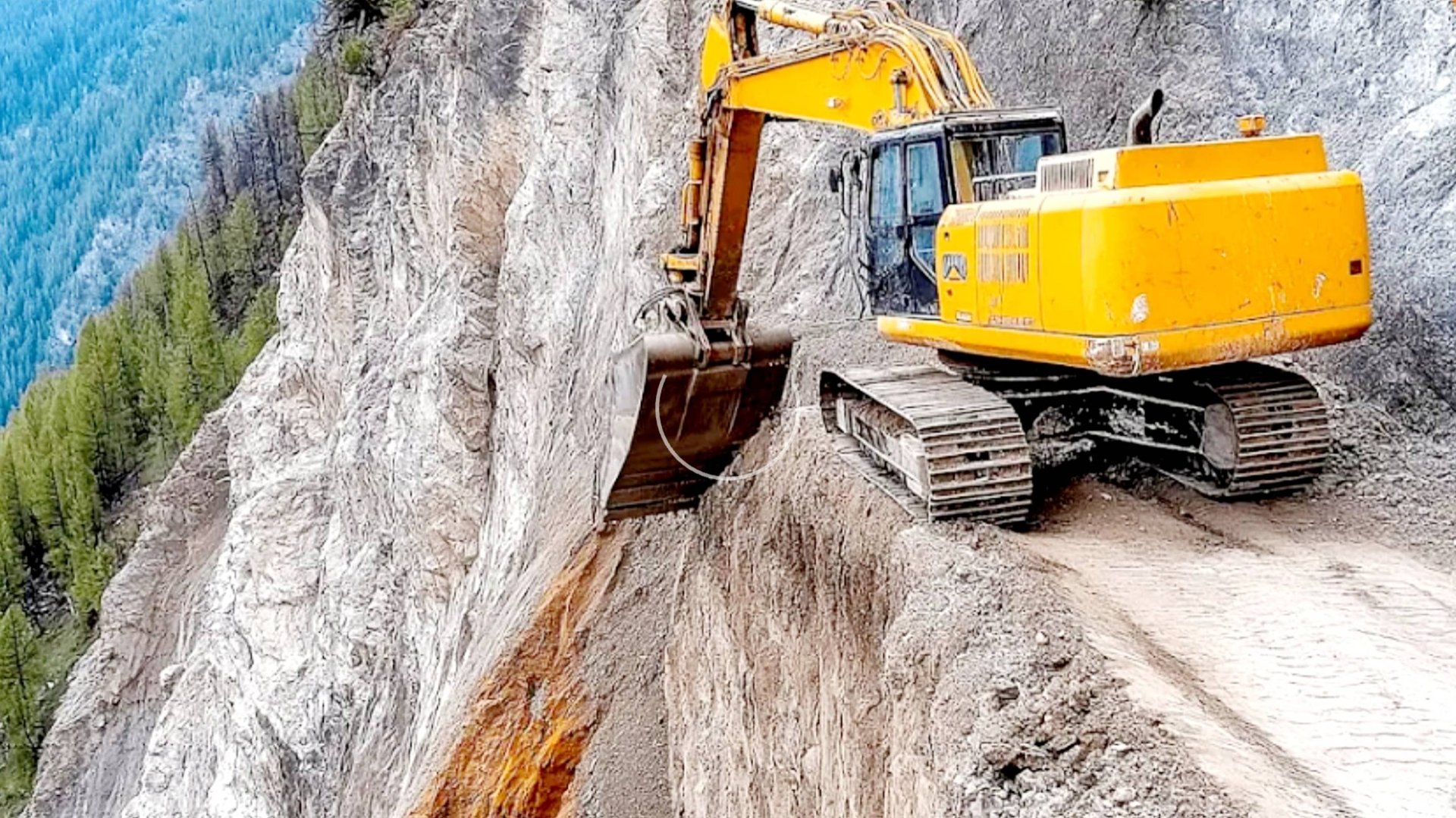 Опытные Экскаваторщики Строят Дороги на Крутой Горе смотреть онлайн
