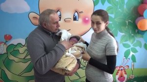 Выписка Алисы из роддома