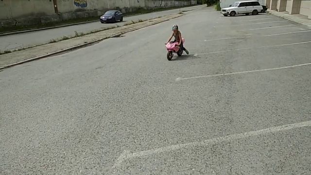 Милана Учиться кататься на мини мото смотреть онлайн