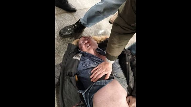 ст. метро Щукинская. В момент конфликта между сотрудников СБ и пьяным пассажиром. смотреть онлайн