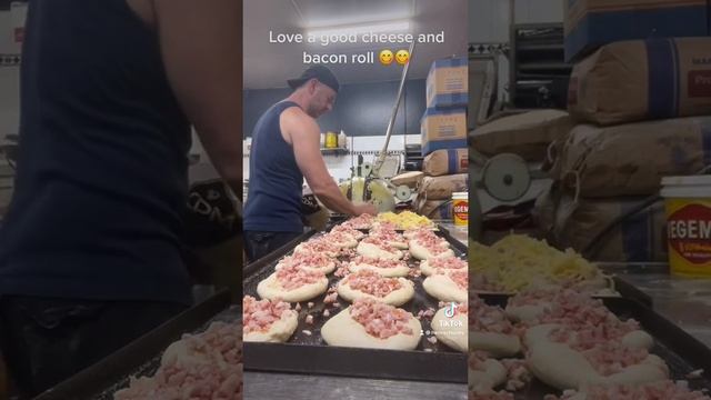 Cheese and bacon rolls 😊 смотреть онлайн