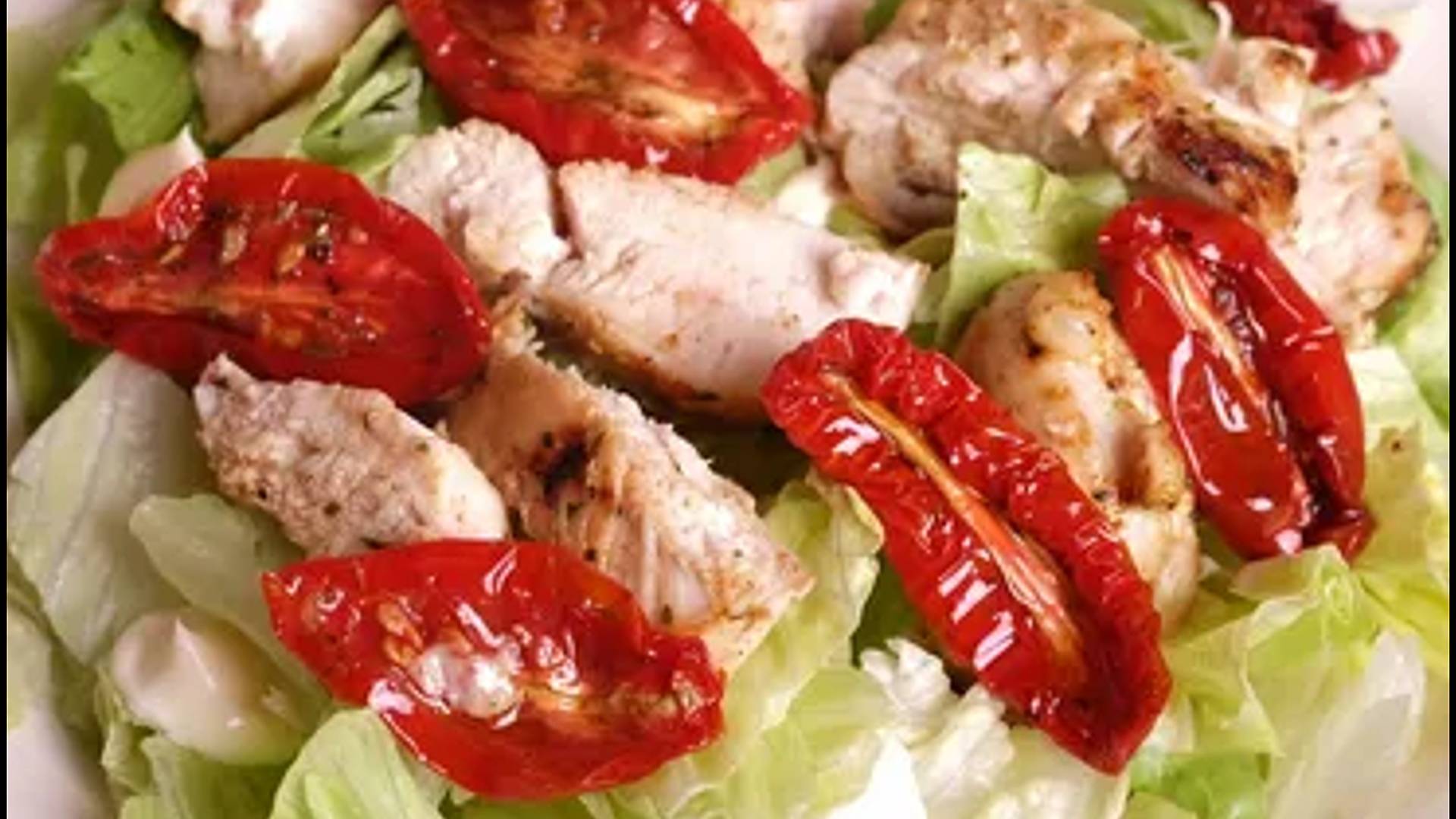 САЛАТ С ВЯЛЕНЫМИ ТОМАТАМИ И МОЦАРЕЛЛОЙ! ПОЛЕЗНО И ВКУСНО! смотреть онлайн