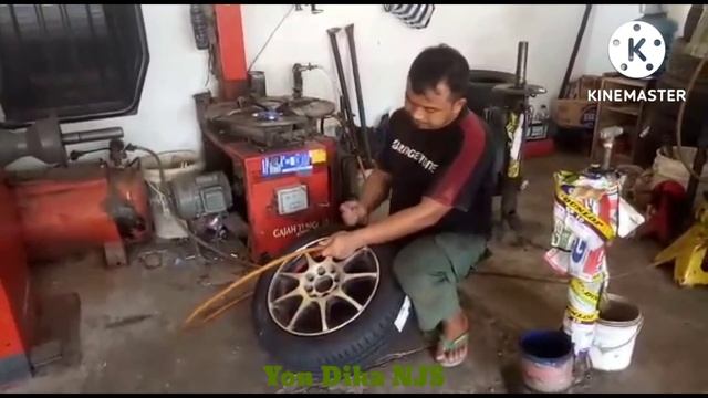 Mengganti Ban Mobil Angkot Cimultian. @yondikanjs смотреть онлайн