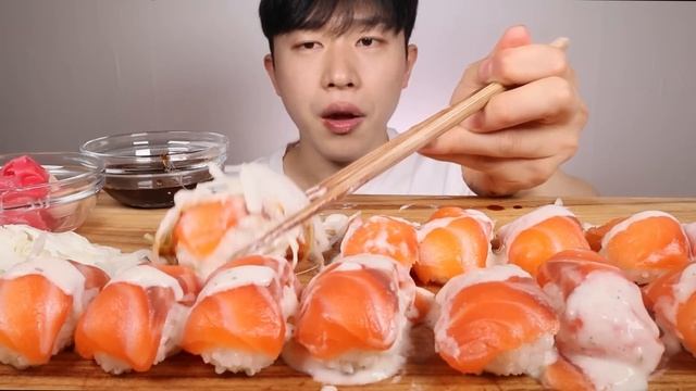 연어초밥 이야아아아아아 !!! 먹방 ASMR Salmon Sushi tartar sauce EATING SHOW смотреть онлайн