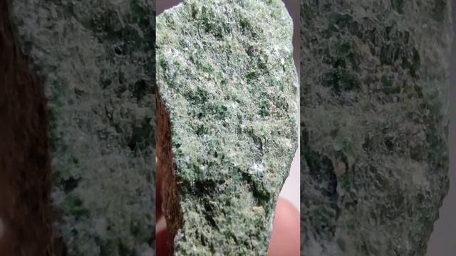 Smaragdite var Actinolite with Corundum. Chunky Gal Mountain, Georgia. смотреть онлайн