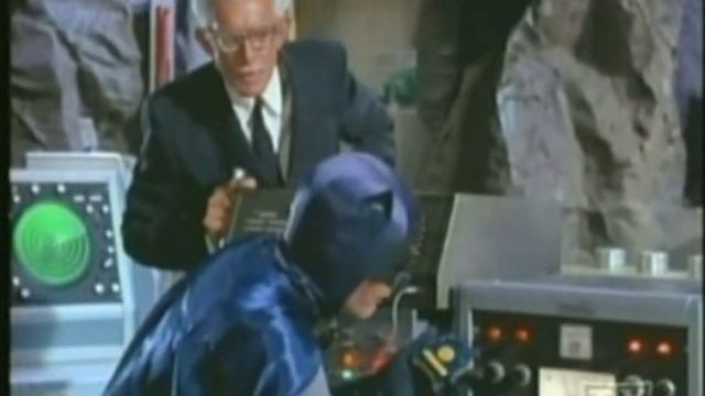 Bat Gadgets: Bat-Geiger Counter & Radioactive Bat-Pellets смотреть онлайн