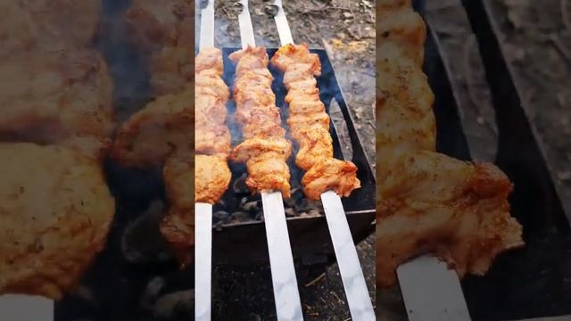 Звук приближающегося лета.😋 Жарка шашлыка смотреть онлайн