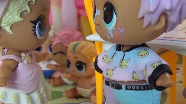 КУКЛА ИЗ ИГРЫ В КАЛЬМАРА НОВЕНЬКАЯ В САДИКЕ КУКОЛ ЛОЛ! Сюрприз мультики Даринелка смотреть онлайн