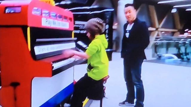 МАЛЫШ ИГРАЕТ НА ПИАНО КАК ПРОФЕССИОНАЛ БРАВО ... смотреть онлайн