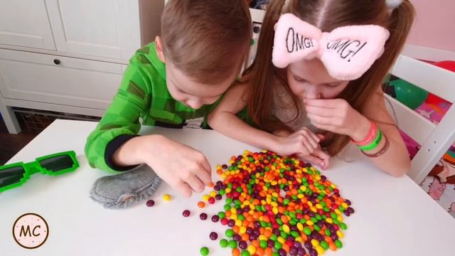Челлендж SKITTLES и M&M's! Кто быстрее Найдет M&M's в Skittles. Опыт как сделать радугу из скитлс?