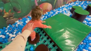 Маленькая девочка играет в игровой комнате ❤️🎄