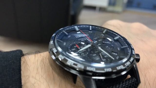 Seiko Chronograph Carbon SSB359P1 on hand смотреть онлайн