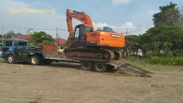 Cara Loading Doosan DX 225 LCA di Truck Low Bed...!!! смотреть онлайн