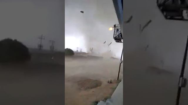 Increíble torbellino de polvo y arena en Isla Margarita estado Nueva Esparta. смотреть онлайн