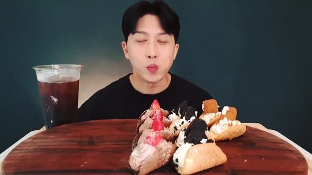 MUKBANG)여러가지 생크림 오믈렛/딸기/오레오/인절미/로투스/초코딸기/디저트/빵/먹방/whipped cream omelet/dessert/bread/EATING SHOW смотреть онлайн
