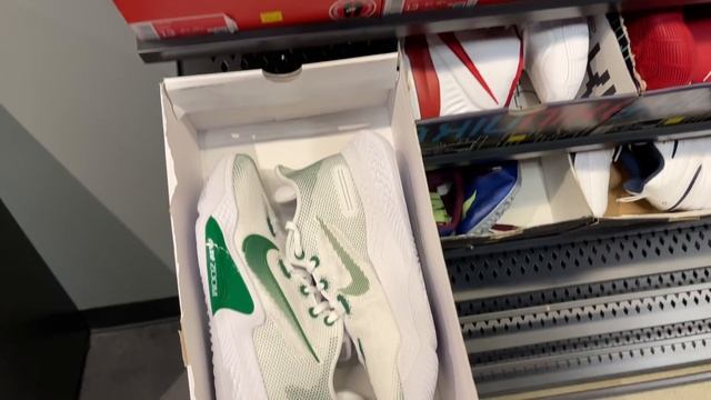 Shopping at Nike Outlet Clearance at The Loop смотреть онлайн