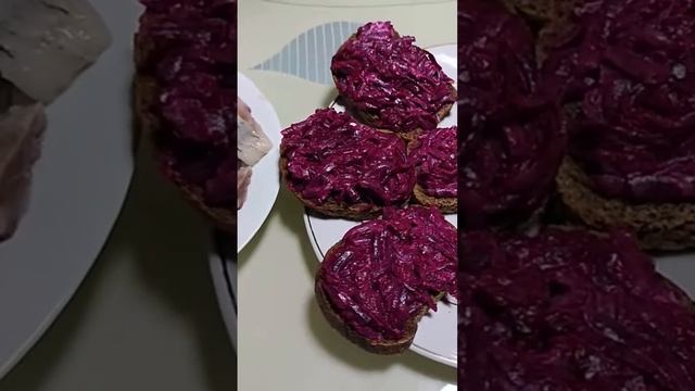 Закусочные Бутерброды С Селедкой На Праздничный Стол, Закуска Со Свеклой И Селедкой смотреть онлайн
