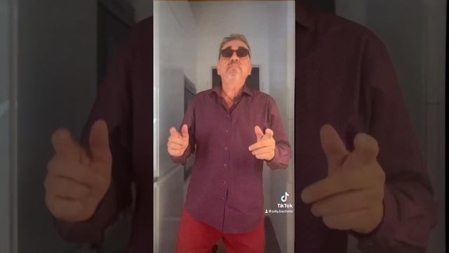 ВЕСЕЛЫЙ ХОЛОСТЯК смотреть онлайн