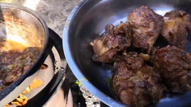 Пьяная курица и макаронами в казане на костре смотреть онлайн