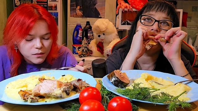 Мукбанг | Пюрешка с копчёной скумбрией и курочка | Обжор Асмр смотреть онлайн