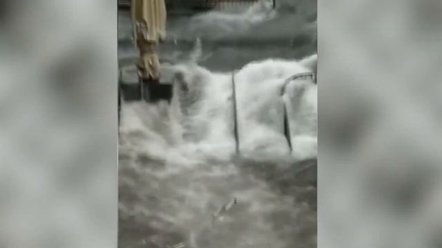 city turns roads into rivers ! severe Flash flood hits Apulia city Italy смотреть онлайн