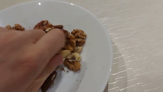 Я СИЖУ И ЕМ ОРЕХИ! смотреть онлайн