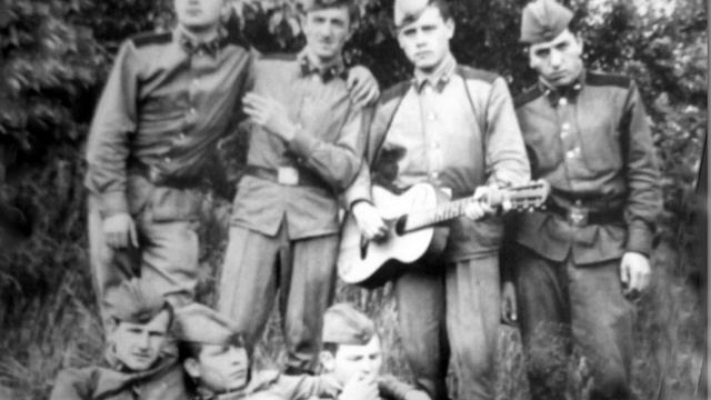 ДРУЗЬЯ МОИ, ВАС НЕ БЫВАЕТ МНОГО... смотреть онлайн