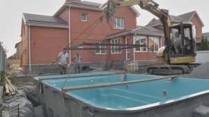 Монтаж чаши бассейна мини экскаватором.