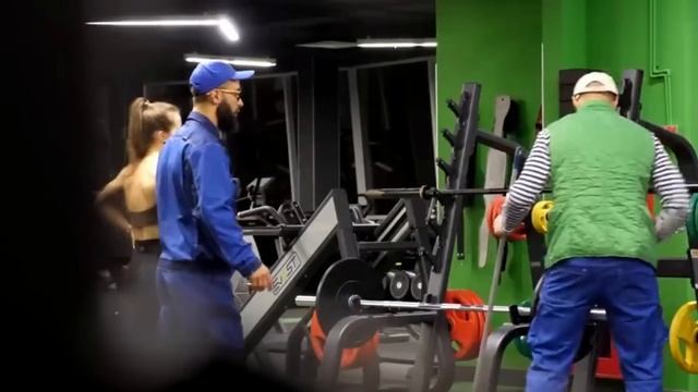 CRAZY POWERLIFTER Shocked Bodybuilders In Gym🤯 | Anatoly And Nikita Gym Prank смотреть онлайн