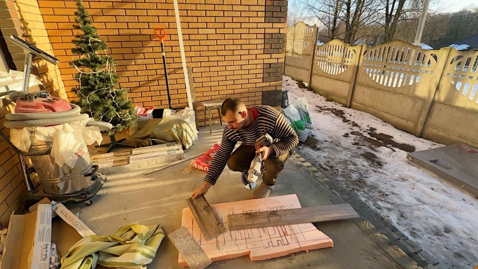 Закончили укладывать плитку в прихожей. Полы готовы. Ремонт в доме. Наша ферма. Жизнь простых людей. смотреть онлайн