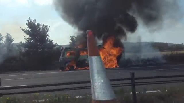 VW Caravelle on fire on M4 8/8/2015 car accident смотреть онлайн