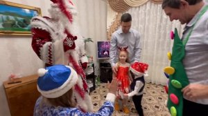 Аделина и Роберт встречают деда Мороза и Снегурочку 2024