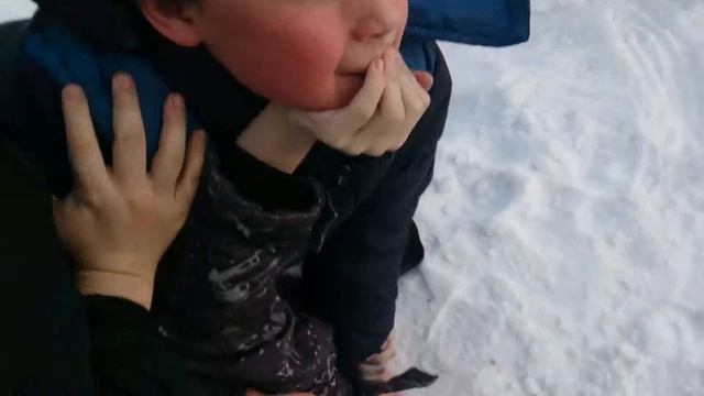 Школьники катаются по снегу смотреть онлайн