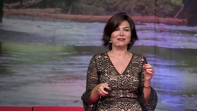 "Size bir fizik profesörünü takdim edeceğim..." Sedef Kabaş anlatıyor | Tedxİzmir смотреть онлайн