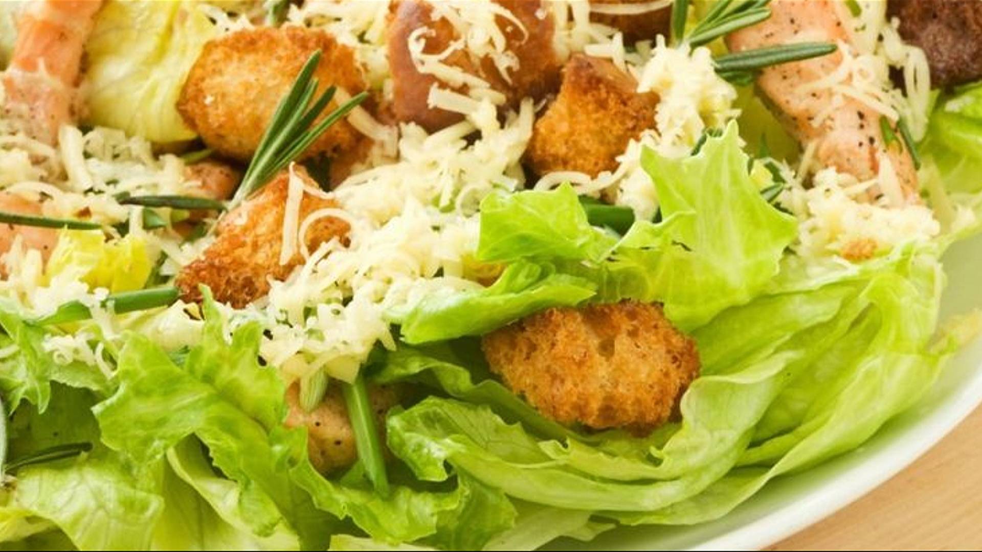 Салат с курицей, сухариками и пармезаном.Быстро и вкусно. смотреть онлайн