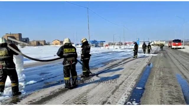 Бензовоз опрокинулся в Караганде. Разлилось почти 2 тонны бензина. смотреть онлайн